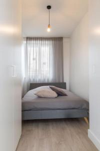 een slaapkamer met een bed in een kamer met een raam bij K50165 Modern apartment near the center and free parking in Eindhoven