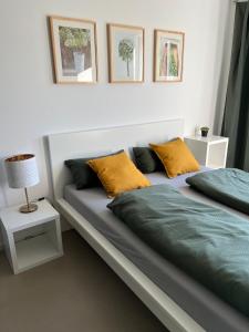 een slaapkamer met een bed met 2 kussens erop bij Ruhige Wohnung mit 2 Schlafzimmern auf 80qm in Kürnach
