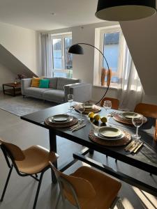 una sala de estar con una mesa con platos y copas de vino en Ruhige Wohnung mit 2 Schlafzimmern auf 80qm, en Kürnach