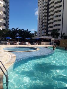 una piscina de agua azul frente a algunos edificios en Suíte Palace, en Río de Janeiro