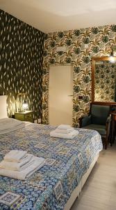 ポンテ・ガレリアにあるAgriturismo il Casaleのベッドルーム1室(ベッド1台、椅子、鏡付)