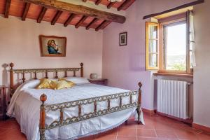モンテ・サン・サヴィーノにあるTorre dell'Auroraのベッドルーム(ベッド1台、窓付)