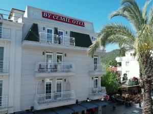 un bâtiment blanc avec un palmier en face dans l'établissement The Sea Front Boutique Hotel, à Antalya