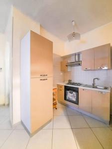 eine Küche mit Kühlschrank und Spüle in der Unterkunft Casa Cuore in Montesilvano