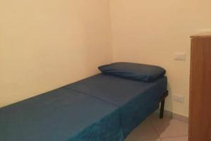ein kleines Schlafzimmer mit einem blauen Bett und einem Schrank in der Unterkunft Casa Cuore in Montesilvano