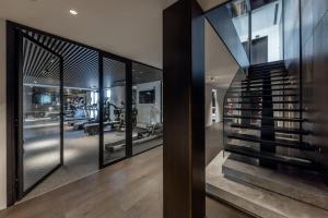 ein hauseigener Fitnessraum mit einer Treppe und Spiegeln in der Unterkunft Villa Tomar in La Pirraz