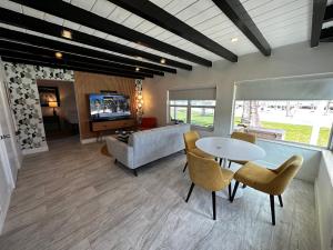 uma sala de estar com um sofá, uma mesa e cadeiras em Breezy Palms Resort em Islamorada