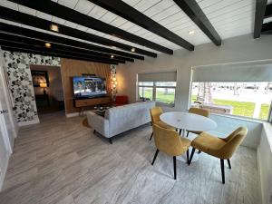 TV a/nebo společenská místnost v ubytování Breezy Palms Resort