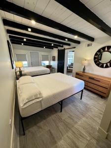 een grote slaapkamer met 2 bedden in een kamer bij Breezy Palms Resort in Islamorada