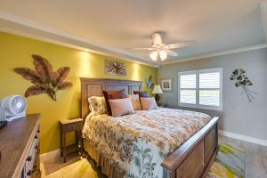 Ένα ή περισσότερα κρεβάτια σε δωμάτιο στο Coastal Marco Island Condo with Club Amenities! +24 φωτογραφίες