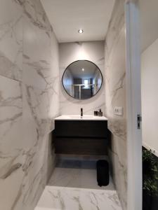 W łazience znajduje się umywalka i lustro. w obiekcie k50159 Spacious and modern apartment near the city center, free parking w Eindhoven