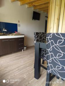 uma cozinha com uma mesa e uma cadeira num quarto em AxD Tresandi em General Pico