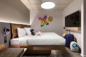 Moxy Sion客房内的一张或多张床位