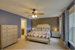 1 dormitorio con 1 cama y ventilador de techo en Lazy Bear-HotTub, Pet Friendly, Private home just 15 minutes to Asheville.., en Fairview