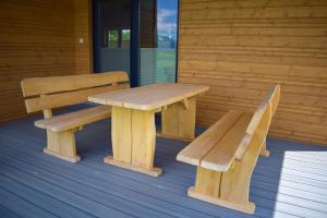 - une table de pique-nique et un banc sur la terrasse couverte d'une cabine dans l'établissement Rezort Zvernica Vlachy, à Vlachy