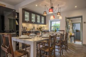 une cuisine et une salle à manger avec une grande table blanche et des chaises dans l'établissement Tern Cottage 6, à Burnham Market