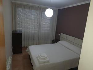 מיטה או מיטות בחדר ב-Apartamento céntrico en Sanxenxo