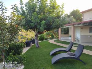 a bird sitting on a bench in a yard at B&B Volver in Peschici