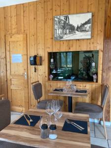 TV a/nebo společenská místnost v ubytování Hôtel Restaurant des Lacs
