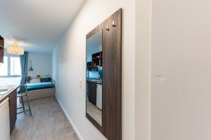 um corredor com uma porta para uma cozinha e um quarto em Cute Studio close to Paris - 1P - 714 em Ivry-sur-Seine