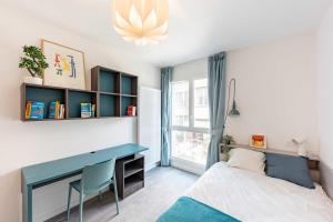 Schlafzimmer mit einem blauen Schreibtisch und einem Bett in der Unterkunft Cute Studio close to Paris - 1P - 714 in Ivry-sur-Seine