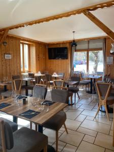 Restaurace v ubytování Hôtel Restaurant des Lacs