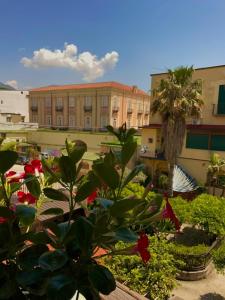 a garden with flowers and a building in the background at Casa vacanze Casa Elena in San Giorgio a Cremano