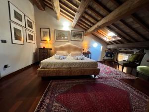 a bedroom with a bed and a red rug at a casa di paola in Ravenna