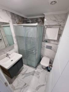 W łazience znajduje się prysznic, toaleta i umywalka. w obiekcie Royal Homes 505 w mieście Antalya
