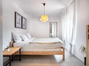 um quarto com uma cama e uma mesa de madeira em Sunny side Apartments em Malinska