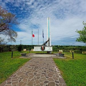 a bench with two flags on it in a park at La Casetta in Treglio