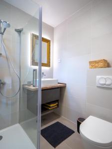 uma casa de banho com um chuveiro, um WC e um lavatório. em Sunny side Apartments em Malinska