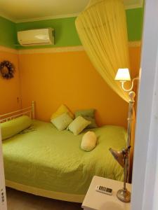 グリファダにあるSpitaki Glyfada beachのベッドルーム(緑のシーツを使用したベッド2台付)