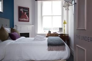 Een bed of bedden in een kamer bij The Station Hotel