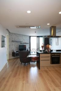 cocina y sala de estar con suelo de madera maciza en Pullman Prime-I-BDROOM en Estambul