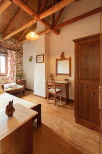 Alexis New Villas في خْريسيا أموذيا: غرفة معيشة مع طاولة وباب خشبي
