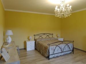 1 dormitorio con cama y lámpara de araña en Le sette fontane, en Barga