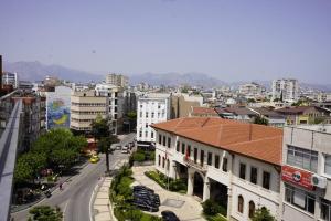 uitzicht op een stad met gebouwen en een straat bij Royal Homes 506 in Antalya