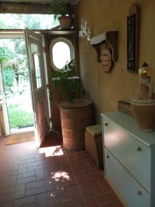 uma cozinha com uma cómoda e uma porta com uma planta em Retreat Wilderness Lössnitz-Hochland Moritzburg OT Reichenberg em Moritzburg