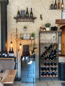 - une salle de dégustation de vin avec un casier de bouteilles de vin dans l'établissement Hôtel Restaurant des Lacs, à Chaux-des-Crotenay