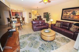 sala de estar con sofá y mesa en Oceanwalk 13-406, en New Smyrna Beach