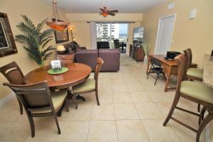 sala de estar con mesa, sillas y sofá en Oceanwalk 13-406, en New Smyrna Beach