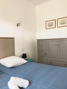 a bedroom with a large bed with a blue blanket at Lady Blue, villa à 15 mn plage à pied, parking, wifi, jardin in La Grande-Motte