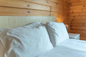 A bed or beds in a room at 8 Ocean View Lodge - 3 Bed-Sleeps 6-TJS8OV