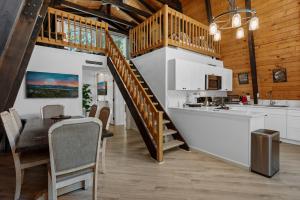 Köök või kööginurk majutusasutuses Big Bear Den - Great cabin far enough from town to getaway and fully fenced yard with firepit