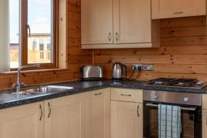 A kitchen or kitchenette at 8 Ocean View Lodge - 3 Bed-Sleeps 6-TJS8OV