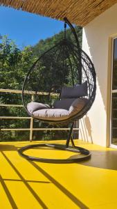una sedia a dondolo su un balcone con pavimento giallo di Las Watanas a Reyes