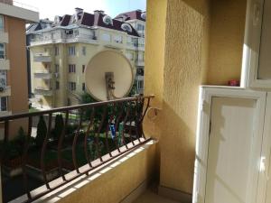 balcone con vista su un edificio di Top luxury apartment, great location a Sofia