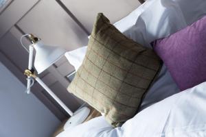 Een bed of bedden in een kamer bij The Station Hotel