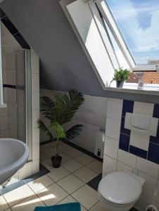 baño con aseo y lavabo y ventana en Flensburg Zentrum 10 HH 1OG GR en Flensburg